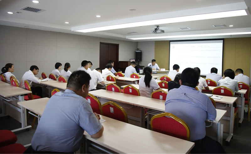 公司黨史教育宣講團成員、副總經理劉新成在機關第二黨支部作專題宣講