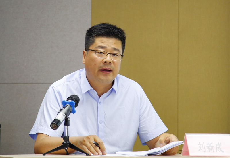 公司黨史教育宣講團成員、副總經理劉新成在機關第二黨支部作專題宣講