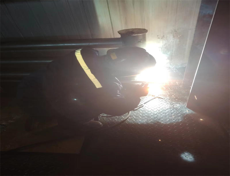 機修班長吳立忠對篩分車間配重加裝暖氣片.png 機修班長吳立忠對篩分車間配重加裝暖氣片.png