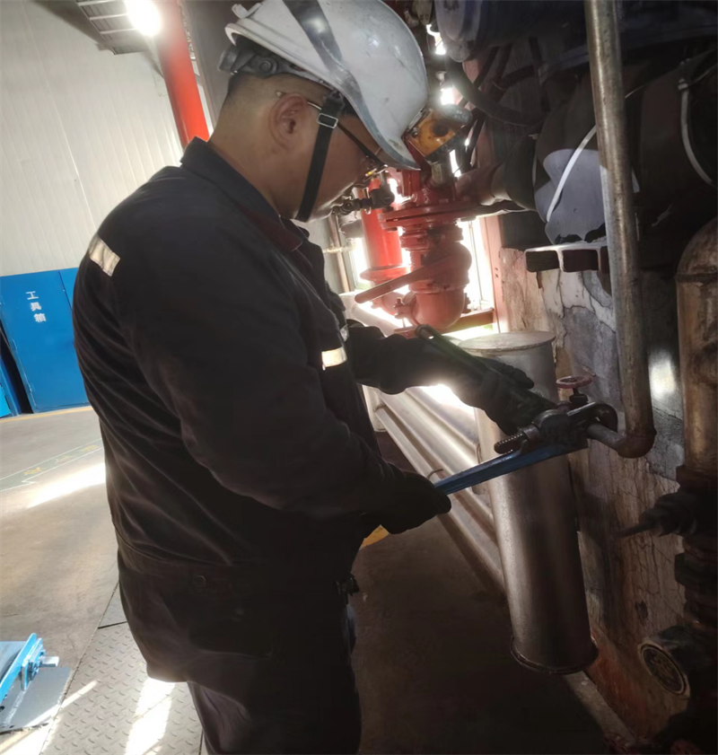 機修工劉彥飛正在緊固廠區暖氣片閥門.png 機修工劉彥飛正在緊固廠區暖氣片閥門.png