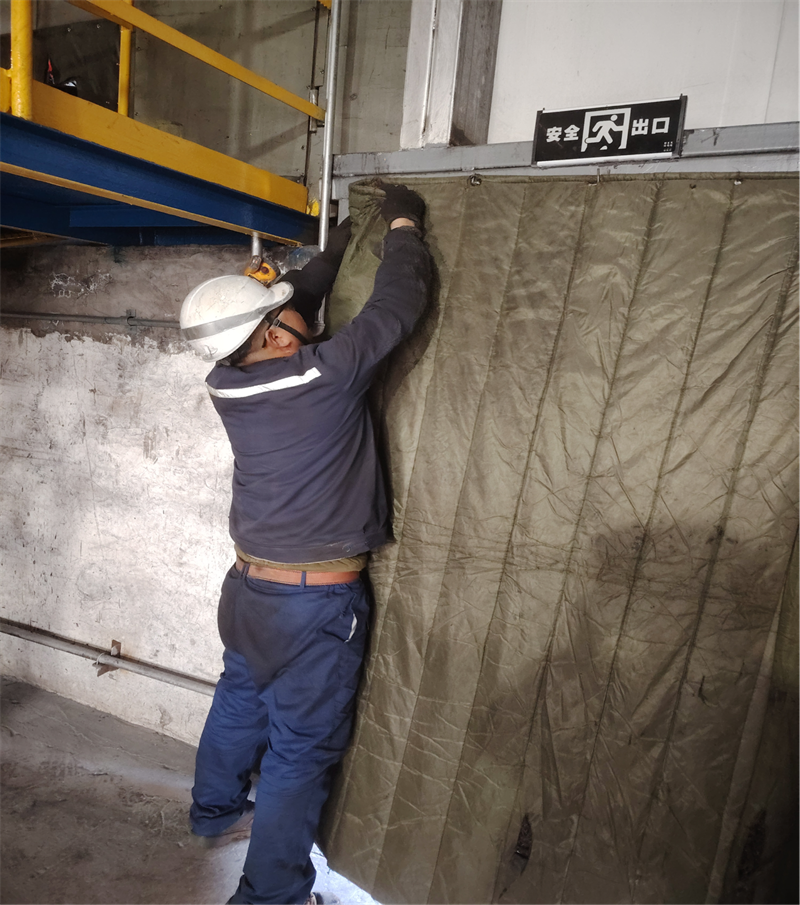 機修工劉彥飛在廠區大門懸掛棉門簾.png 機修工劉彥飛在廠區大門懸掛棉門簾.png