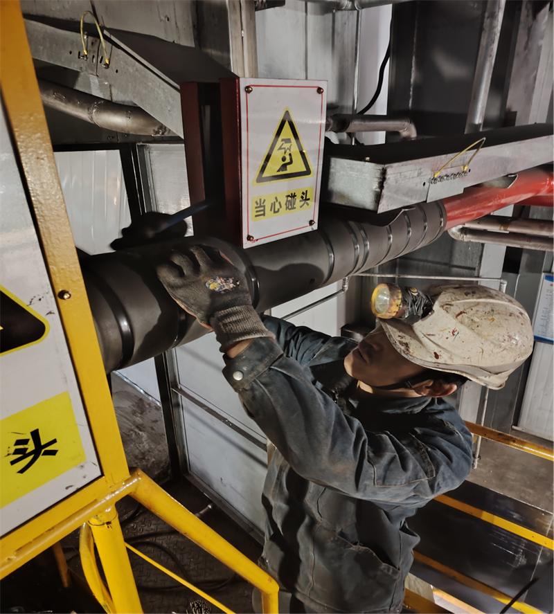 機修工趙宇在篩分車間一樓消防管線做保溫.png 機修工趙宇在篩分車間一樓消防管線做保溫.png