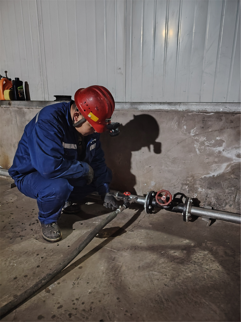 機修班長吳立忠在破碎車間暖氣疏通管道.png 機修班長吳立忠在破碎車間暖氣疏通管道.png
