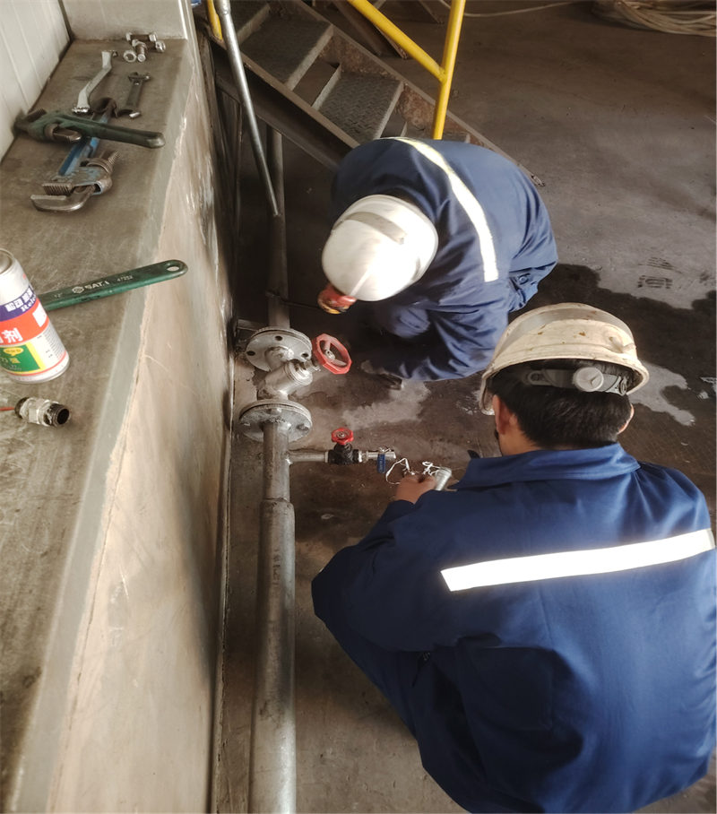 修工云鵬和趙宇在篩分車間加裝暖氣管線閥門.png 修工云鵬和趙宇在篩分車間加裝暖氣管線閥門.png